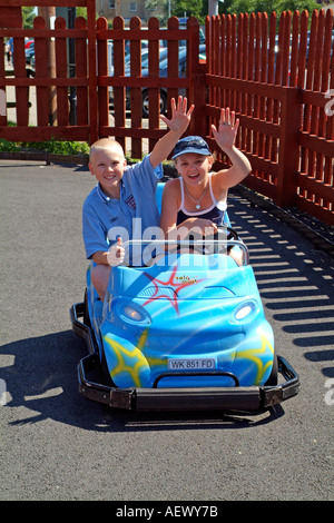 Kinder Spaß fahren Go-karts um eine Spur in einem Vergnügungspark Stockfoto