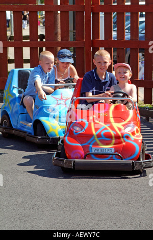 Kinder Spaß fahren Go-karts um eine Spur in einem Vergnügungspark Stockfoto