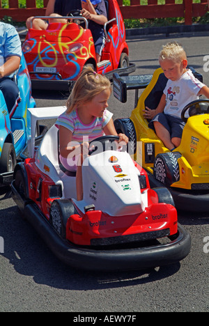 Kinder Spaß fahren Go-karts um eine Spur in einem Vergnügungspark Stockfoto