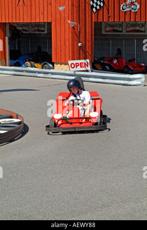 Kinder Spaß fahren Go-karts um eine Spur in einem Vergnügungspark Stockfoto