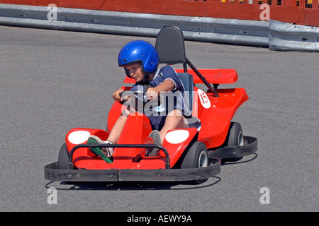 Kinder Spaß fahren Go-karts um eine Spur in einem Vergnügungspark Stockfoto