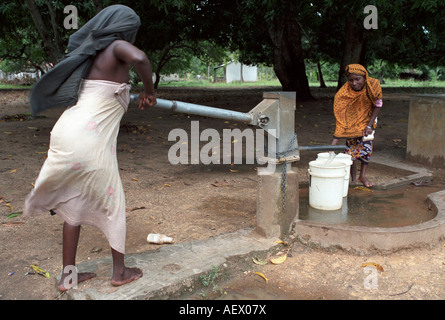 Das Pumpen von Wasser in Kwale, Kenia. schwedische Wasser Projekt. Stockfoto