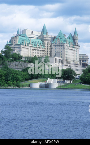 Distingtive Türmchen und Gründach des Fairmont Château Laurier Luxushotels gesehen über den Fluss Ottawa, Ottawa, Kanada Stockfoto