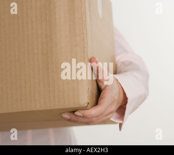 Frau, die eine box Stockfoto