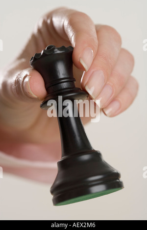 Frau mit Schachfigur Stockfoto