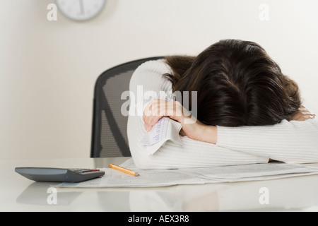 Frau arbeitet an Papierkram Stockfoto