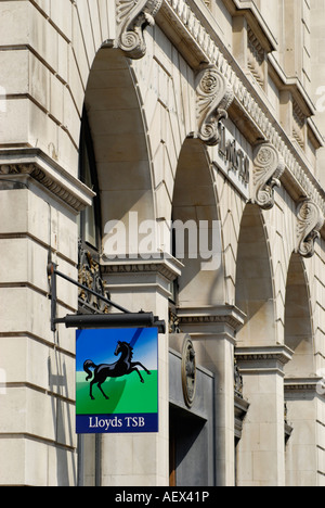 Llyods TSB Zeichen auf reich verzierten viktorianischen Gebäude Stockfoto