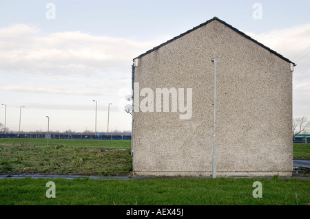 Giebelseite des Hauses in verlassenen Gehäuse Sozialsiedlung in Croxteth, Liverpool. Stockfoto