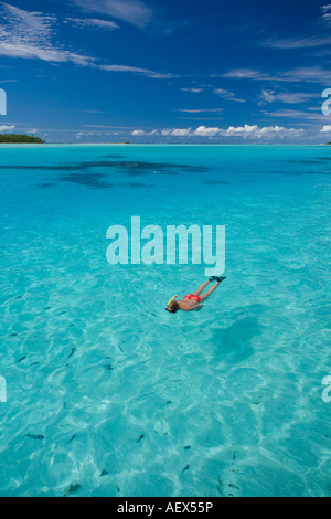 Schnorcheln im kristallklaren Wasser des Südpazifiks Aitutaki Lagune, Cook-Inseln, Stockfoto