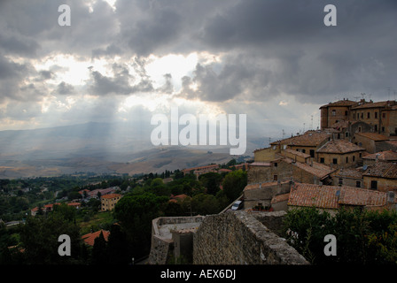 Sonne bricht durch die Wolken über den Hügeln der Toskana, Volterra Italien Stockfoto