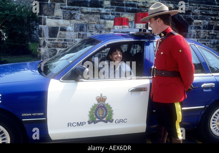 In Ottawa, Kanada gibt es sowohl männliche als auch weibliche Mitglieder von den bekanntesten und beliebtesten Royal Canadian Mounted Police Stockfoto