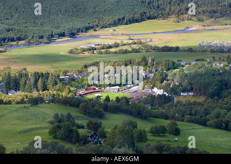 Ein Blick von oben, Landschaft von Braemar, der Highland Games Park im Dee Valley Royal Deeside, Cairngorms National Park, Schottland, Großbritannien Stockfoto