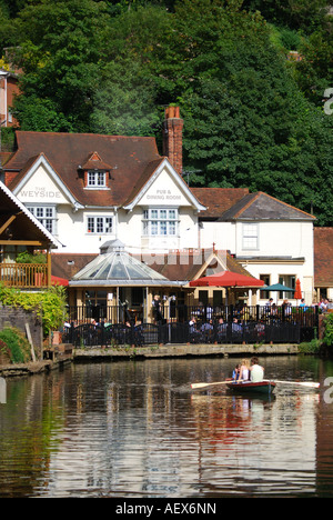 Weyside Pub am Ufer des Fluss Wey, Guildford, Surrey, England, Vereinigtes Königreich Stockfoto