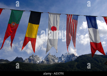 Flaggen der Welt hängen mit den Alpen hinter in Chamonix, Haute-Savoie, Frankreich Stockfoto