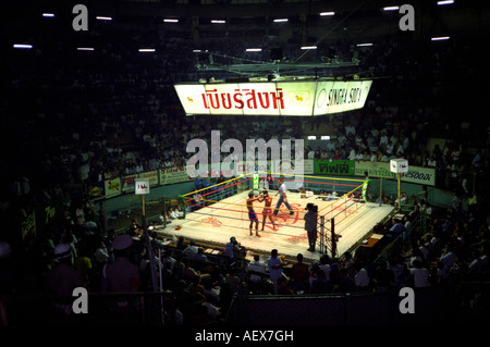 Thai Boxkampf im Ratchadamnoen-Stadion in Bangkok Stockfoto