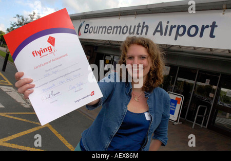 Ellie Dyer nach Teilnahme an der Flying Without Fear Kurs organisiert von Virgin Airlines Stockfoto