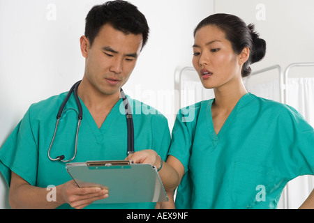 Zwei Ärzte, die Übertragung Stockfoto