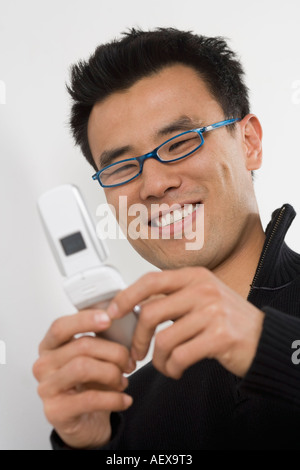 Junger Mann mit einem Mobiltelefon Stockfoto