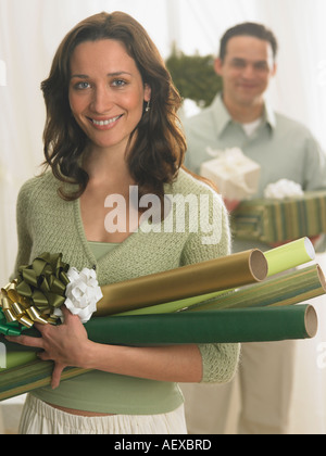 Paar mit Weihnachtsgeschenke und Geschenkpapier Stockfoto