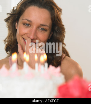 Frau feiert Geburtstag Stockfoto