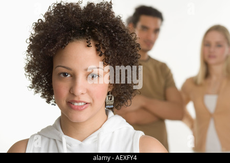 Porträt der jungen Frau mit zwei Freunden Stockfoto
