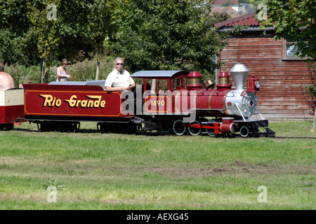 Der Rio Grande Miniatur Eisenbahn in einem Vergnügungspark Stockfoto