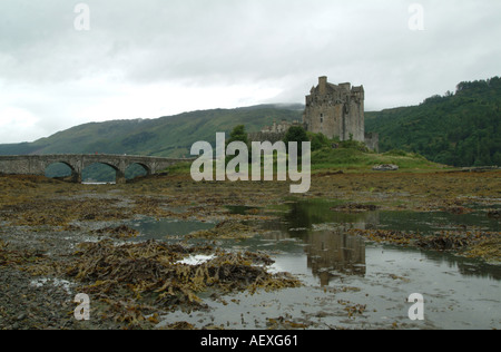 Eilean Donan Castle, befindet sich auf einer Insel an der Stelle, wo drei große Seelochs treffen. Western Highlands, Schottland, Vereinigtes Königreich Stockfoto