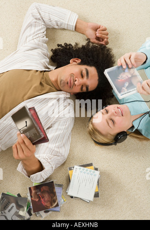 Paar anhören von Musik Stockfoto