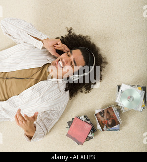 Junger Mann, Musik hören Stockfoto