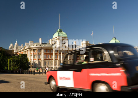 London Taxi geht vor Horse Guard Parade. Das alte Gebäude der Admiralität ist im Hintergrund. Stockfoto