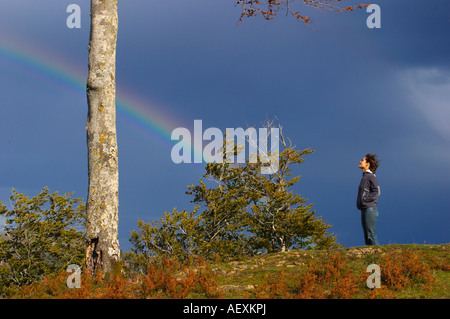 Arco Iris, Haya y Persona Quinto Real Kintoa Navarra España Regenbogen, Buche und Menschen Navarra-Spanien Stockfoto