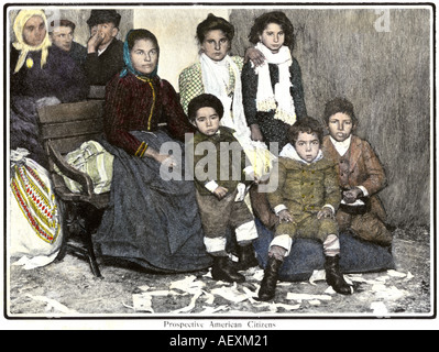Familie der zukünftigen amerikanischen Bürgern auf Ellis Island in New York City 1901. Hand - farbige Raster eines Fotos Stockfoto