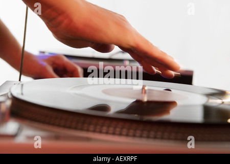 Person mischen Sound aus Aufzeichnungen Stockfoto