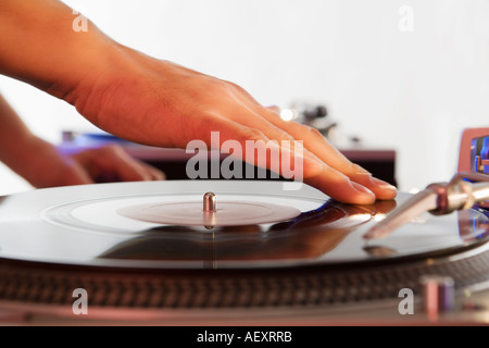 Person mischen Sound aus Aufzeichnungen Stockfoto