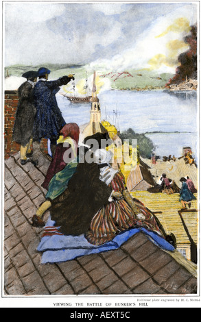 Schlacht von Bunker Hill gesehen durch Boston Bürger auf Dächern, Amerikanische Revolution 1775. Hand - farbige Raster eines Howard Pyle Abbildung Stockfoto