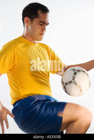 Mann mit Fußball spielen Stockfoto