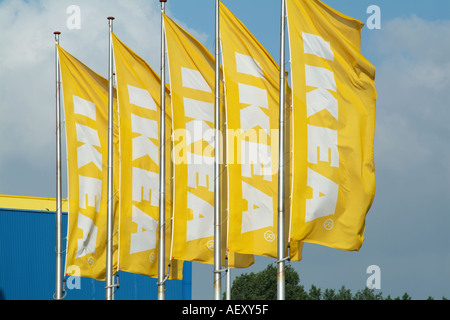 IKEA-gelb und weiß Firma Fahnen im wind Stockfoto