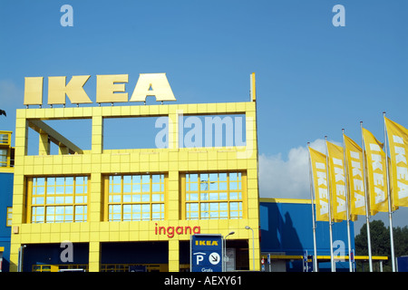 IKEA gelben und weißen Fahnen draußen auf ihrer Filialen Stockfoto