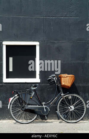 Alte holländische Fahrrad lehnt sich an schwarzen Maassluis in der Nähe der Stadt der Rotterdam Niederlande Europa EU Stockfoto