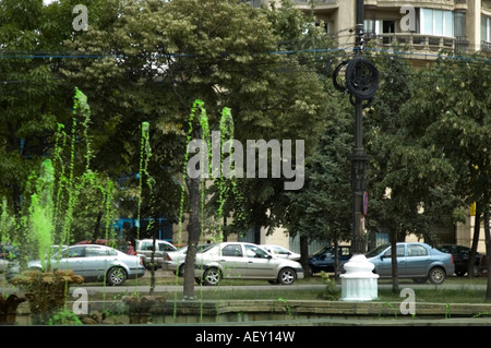 Unirii Bulovard, Allee-Straße, Straße mit grünen Brunnen, Lifestyle, Stadtbild von Bukarest, Rumänien, Europa, EU Stockfoto