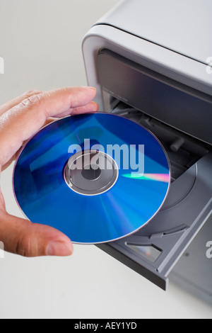 Nahaufnahme von cd, cd-Rom-Laufwerk eingefügt wird Stockfoto