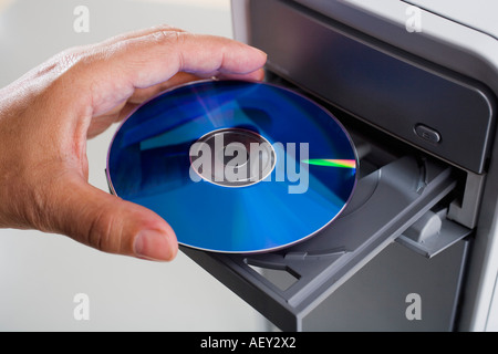 Nahaufnahme von cd, cd-Rom-Laufwerk eingefügt wird Stockfoto