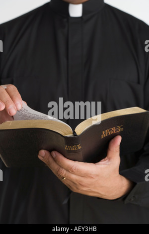 Nahaufnahme von Bibel in Händen der Priester s Stockfoto