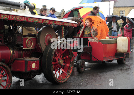 Junge Motor Minder auf ein Miniatur-Zugmaschine in Masham Market Square North Yorkshire bei der jährlichen Dampf-Rallye Stockfoto