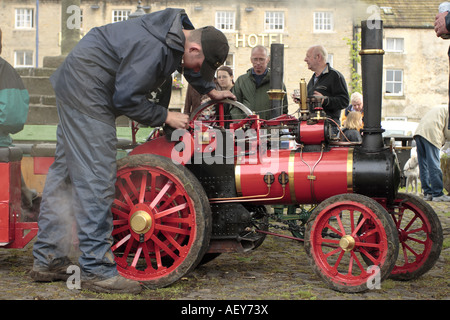 Miniatur-Zugmaschine-Besitzer in Masham Market Square North Yorkshire während der jährlichen Dampf-Rallye Stockfoto