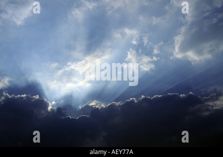 Sonne hinter Wolken Stockfoto