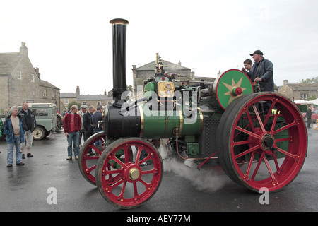 Zugmaschine in Masham Market Square North Yorkshire während der jährlichen Dampf-Rallye Stockfoto