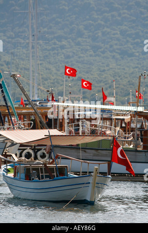 Boote im Hafen des Dorfes Ucagiz in der Nähe von Kekova Insel in der Türkei Stockfoto