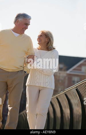 Älteres Paar gehen Arm in Arm im freien Stockfoto