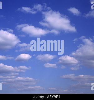 Klarer blauer Himmel mit leichten flauschig Cumulus-Wolken Stockfoto